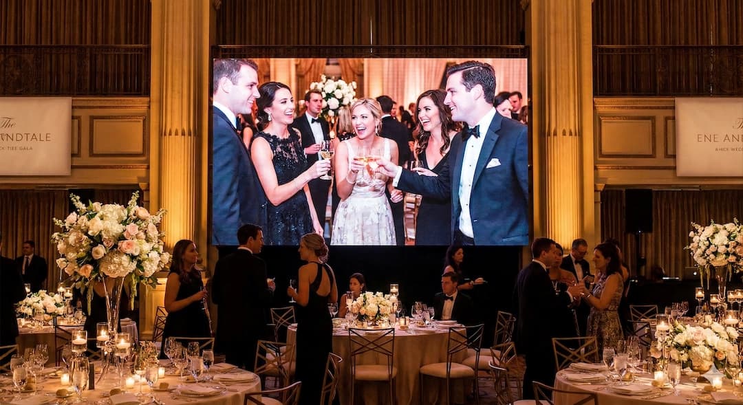 Evento com fotos dos convidados aparecendo no telão em tempo real